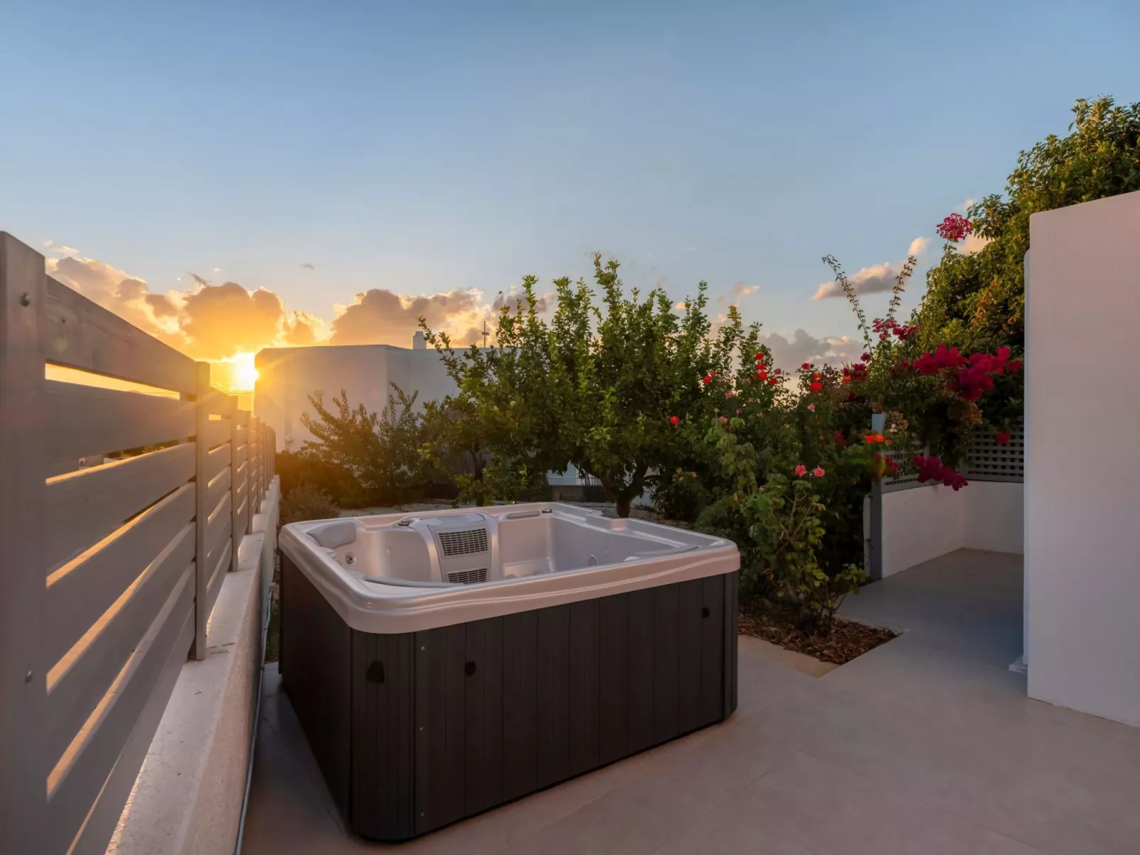 Sunset Gypsy stilvolles modernes Dorfhaus mit Whirlpool - Draußen