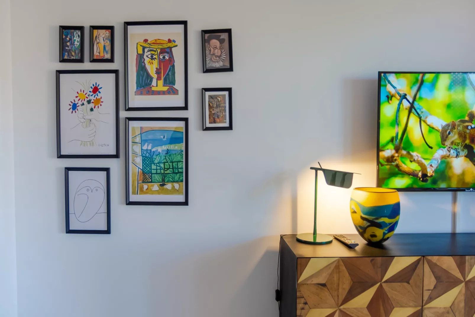 3-Bedroom Apartment with Sea & Mountain Views - Wohnzimmer