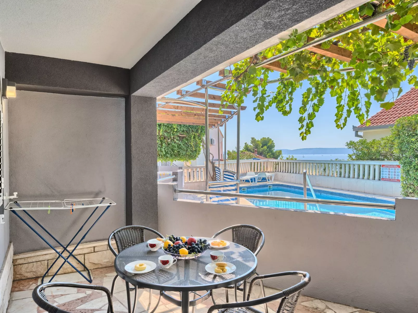 Wohnung in Okrug Gornji mit Terrasse, gemeinsamem Pool und Grill - Dehors
