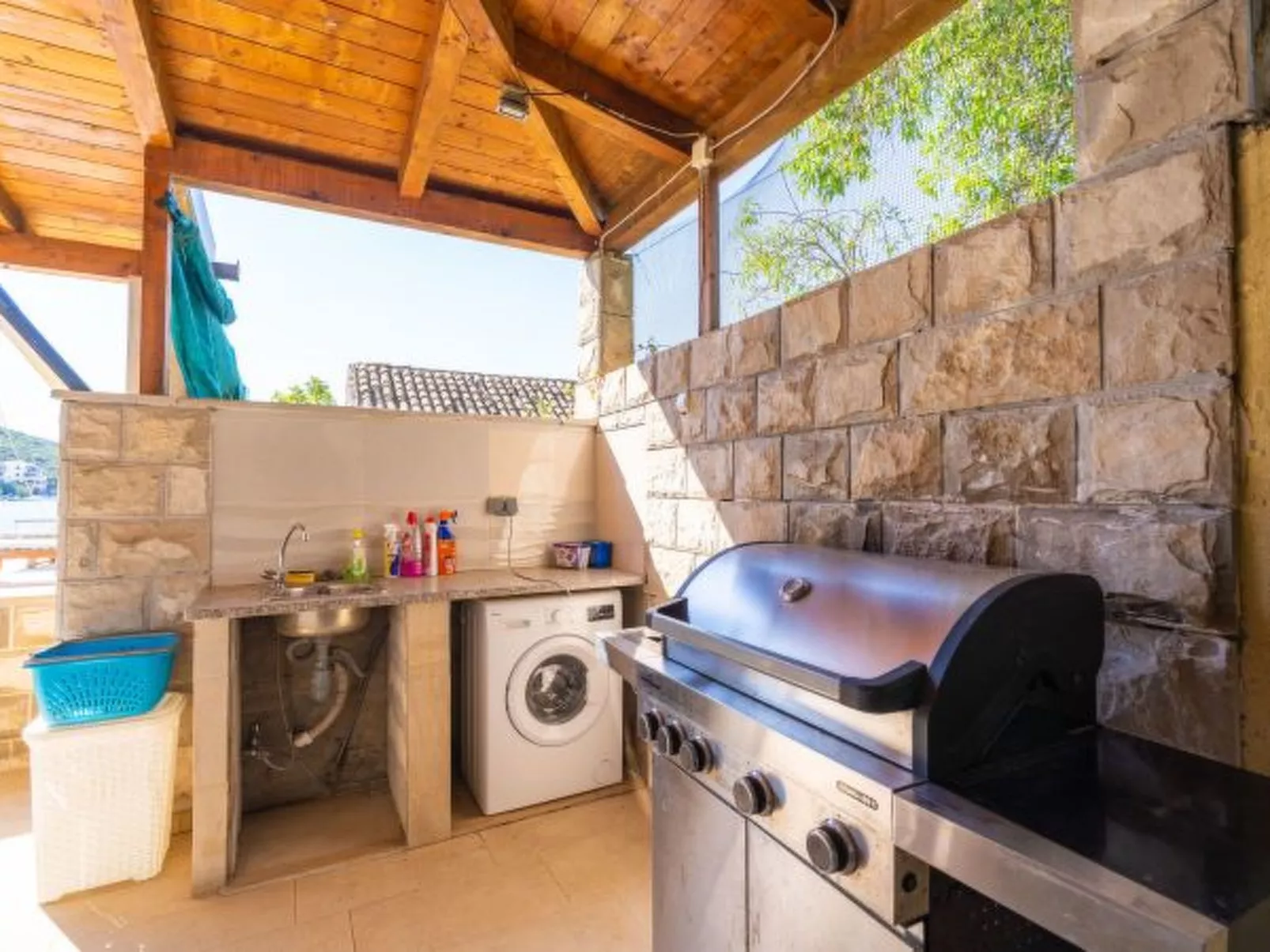 Beachfront Apartment house Hon with pool - Dehors