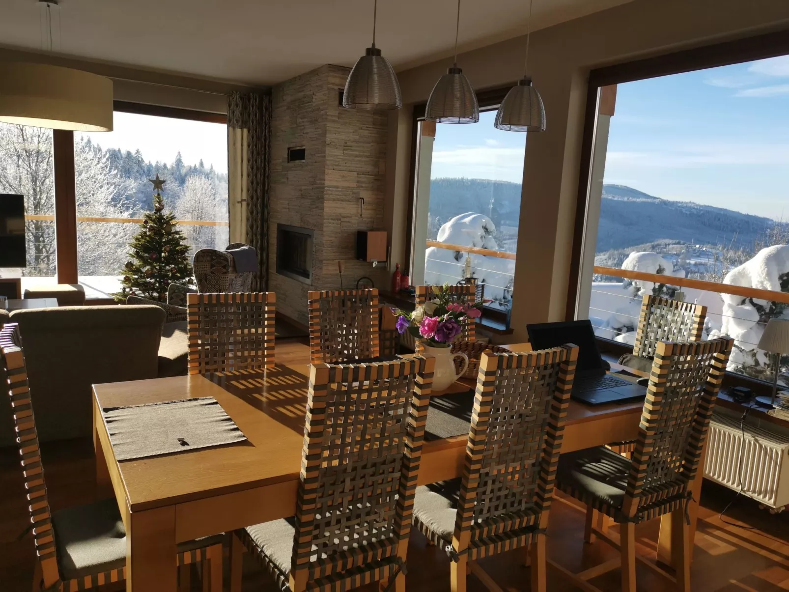 In den Bergen, Villa mit Panoramaterrasse - Drinnen