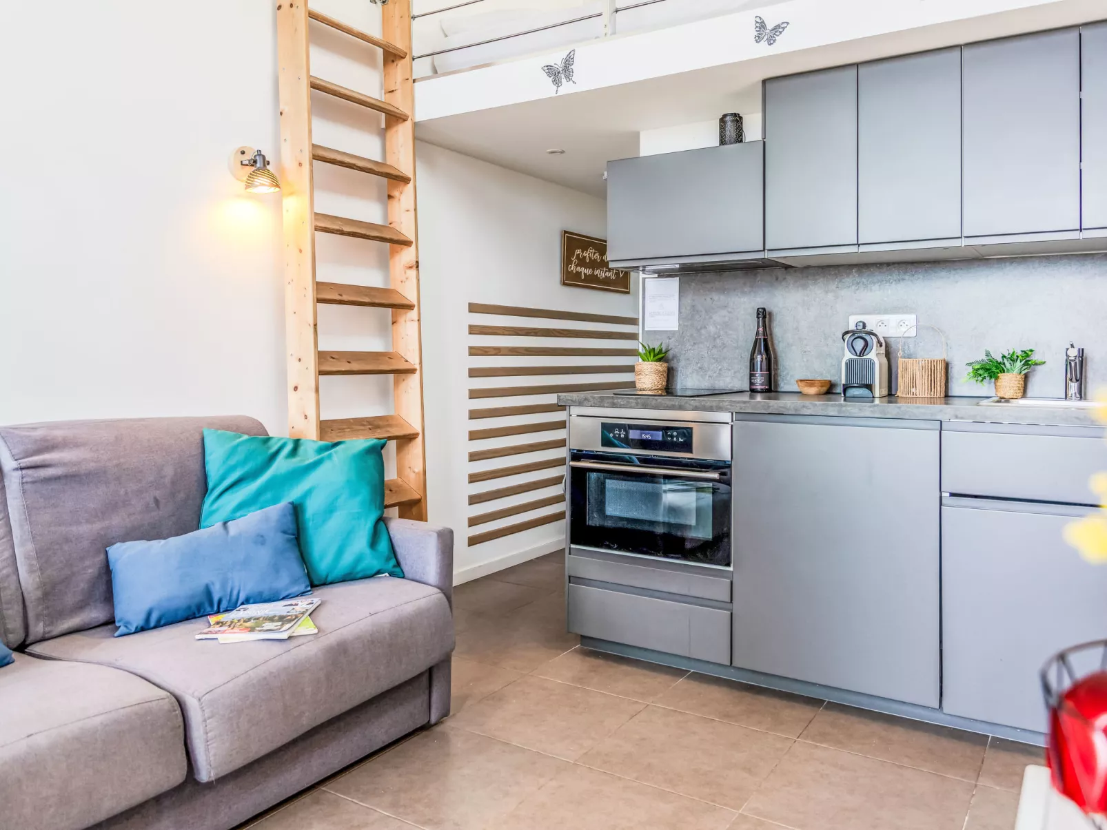 J6 174 L'Esquinade - Inside