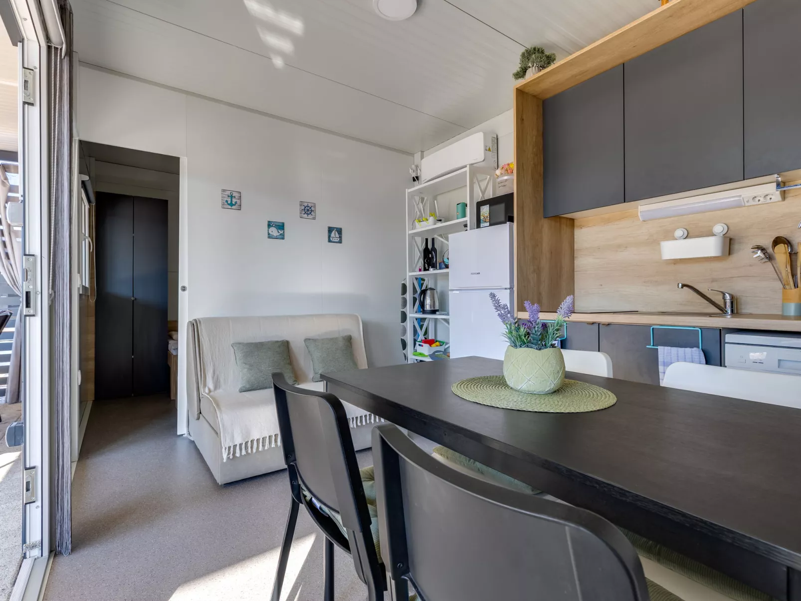 Maslina Delux - Drinnen