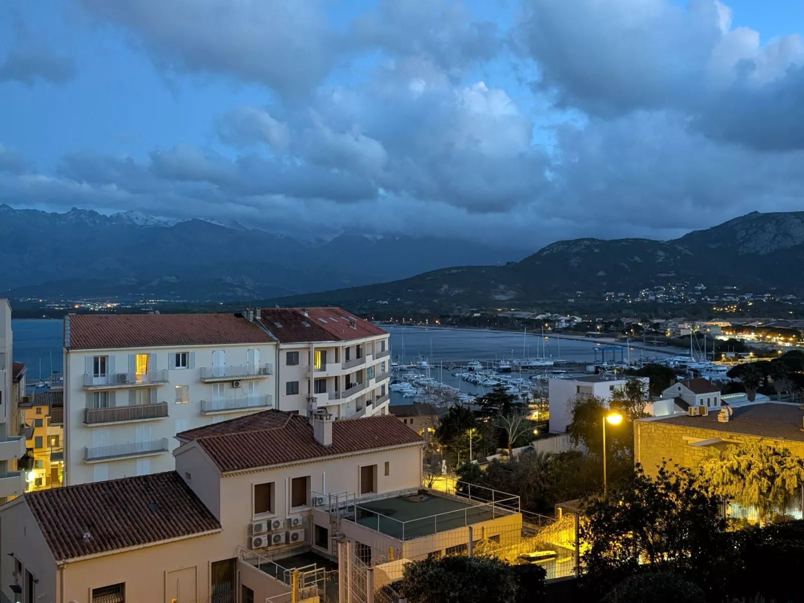 Ruhige Wohnung Panoramablick auf Meer und Berge - Draußen
