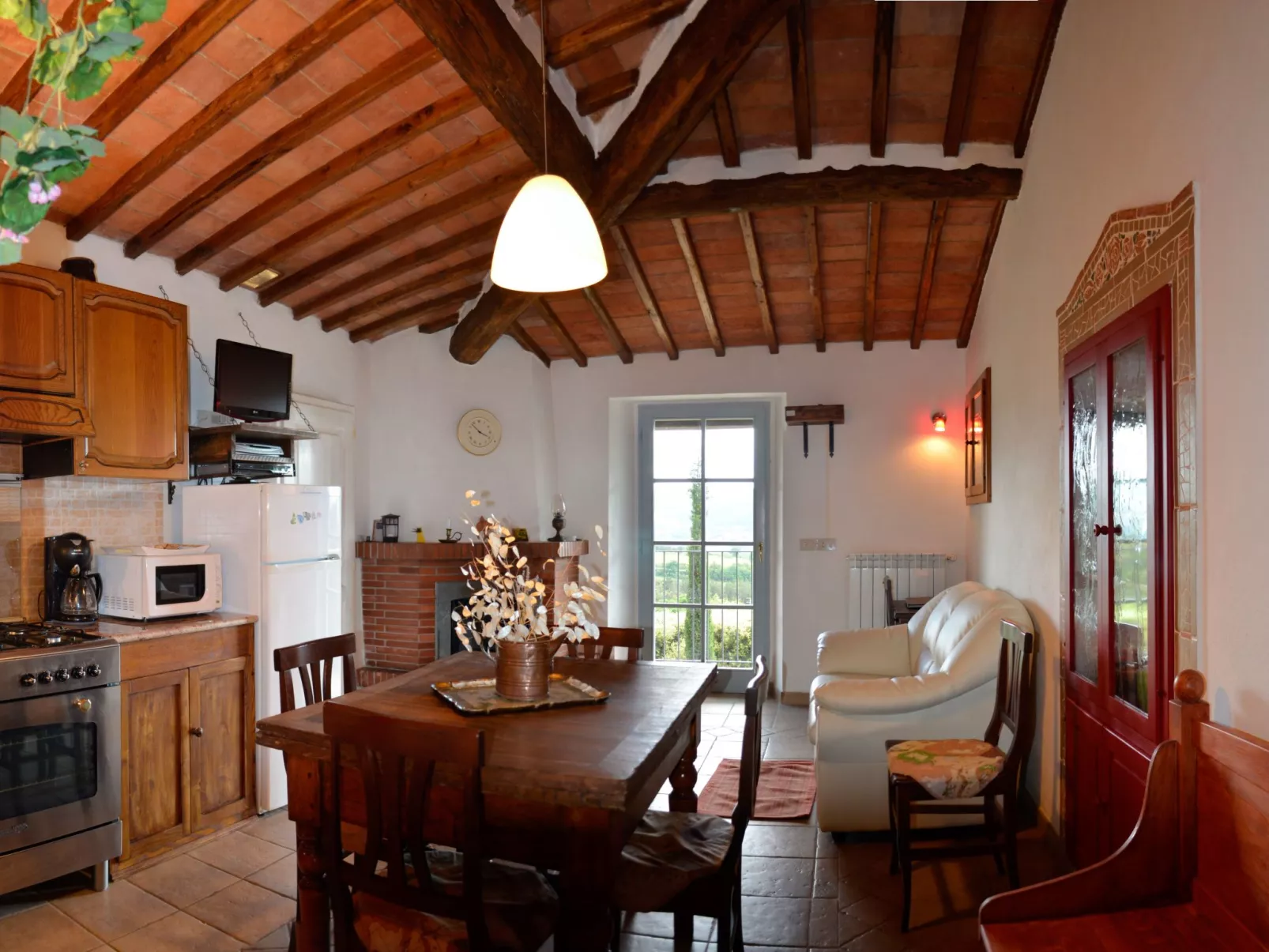 In Montecastelli Pisano mit beheiztem Whirlpool - Dedans