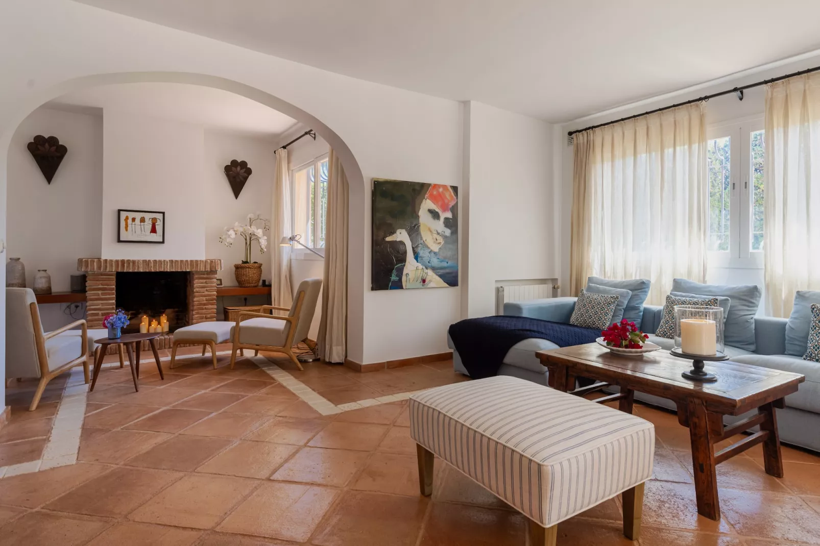 Charming Andalusian-Style Beach Villa - Wohnzimmer