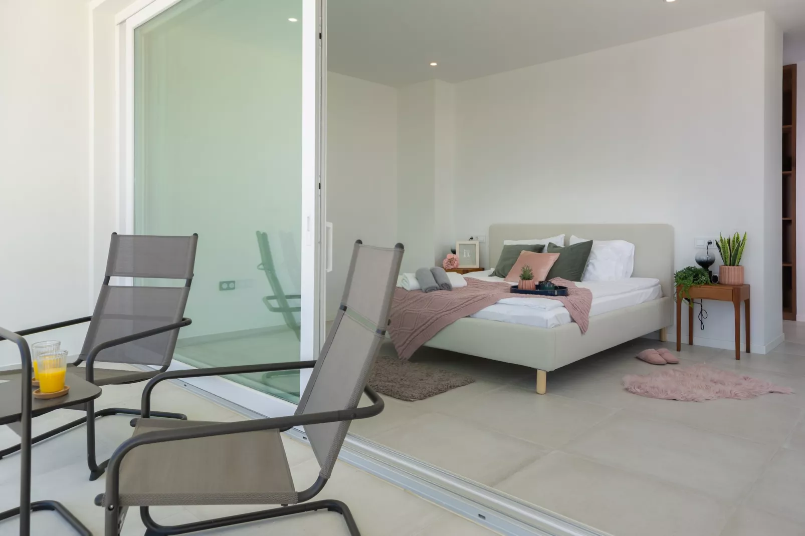 Modern Villa with Private Pool & Rooftop Terrace - Schlafzimmer