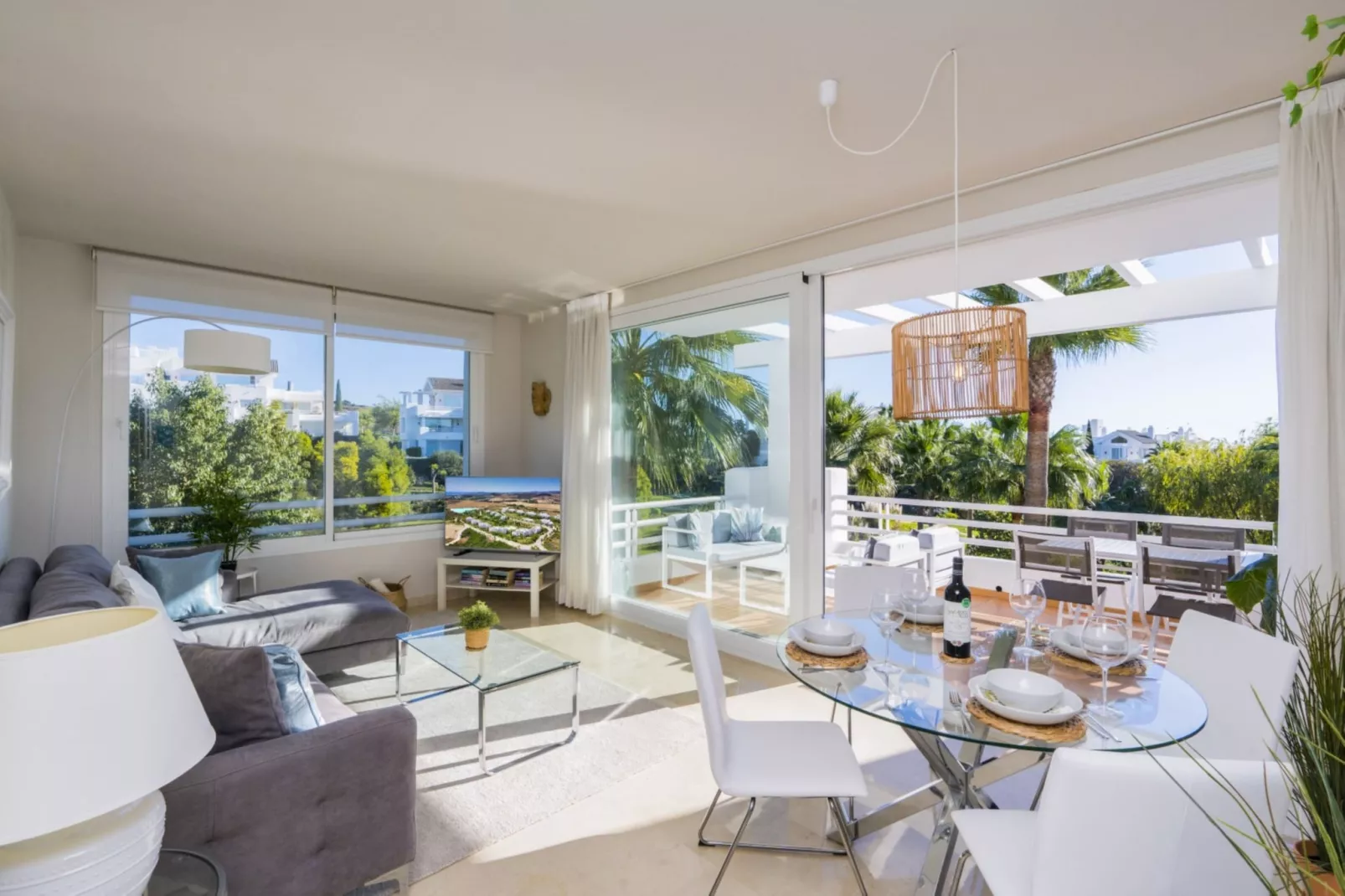 Modern 2-Bedroom Apartment - Alcazaba Lagoon (411) - Salon
