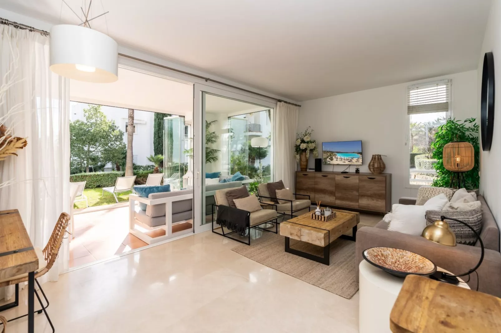 Charming 2-Bed Retreat Alcazaba Lagoon (304) - Salon