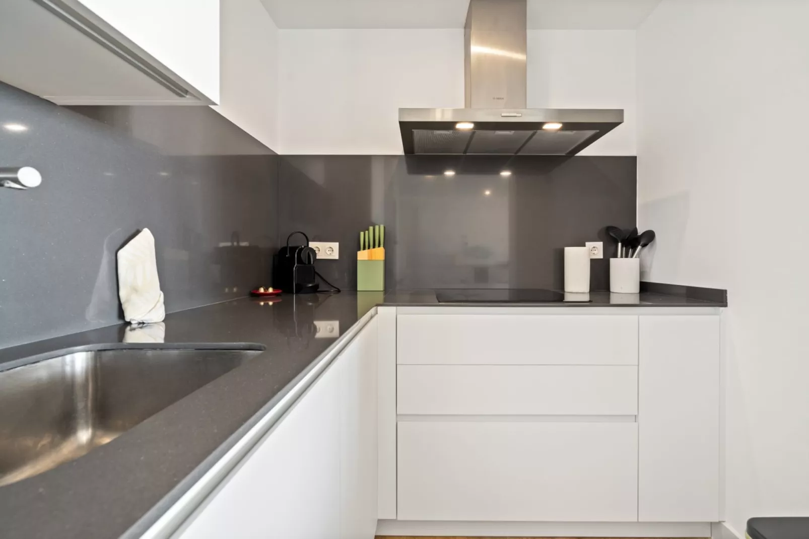 Stylish 2-bed Apartment ALCAZABA LAGOON (2011) - Cuisine