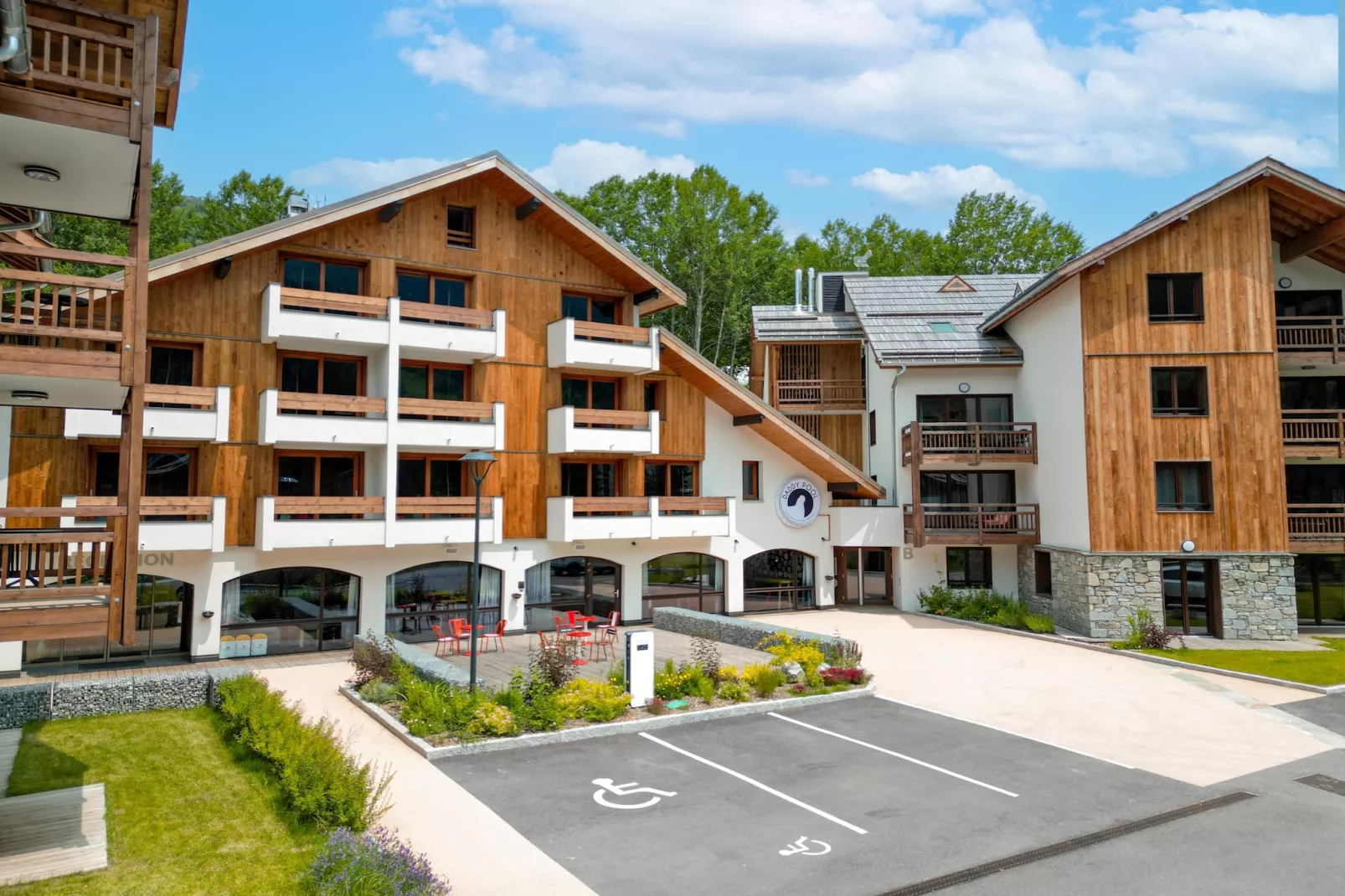 Le Cristal Lodge-RD2S - Exterior in summer