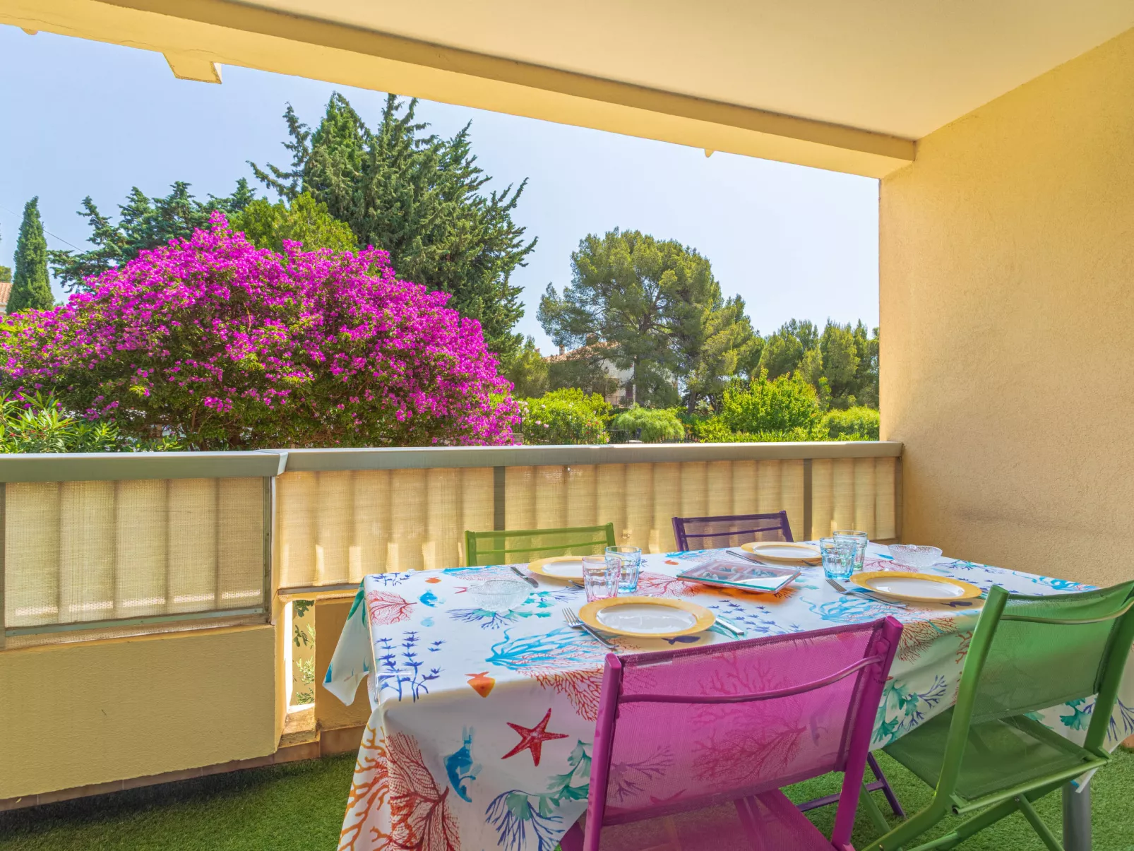 Brise Marine - Outside