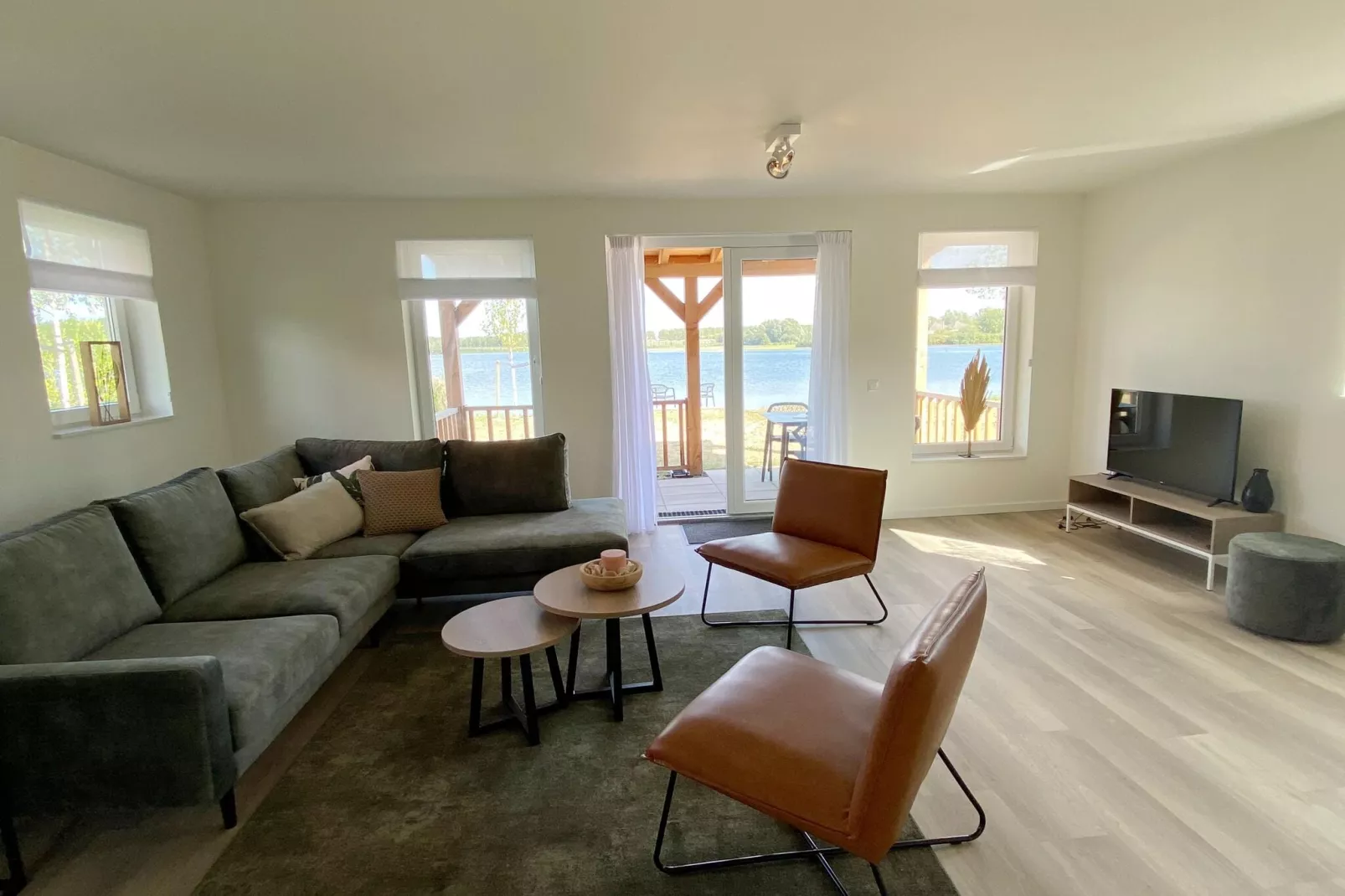 Lake view villa met zwem- vissteiger-Living room