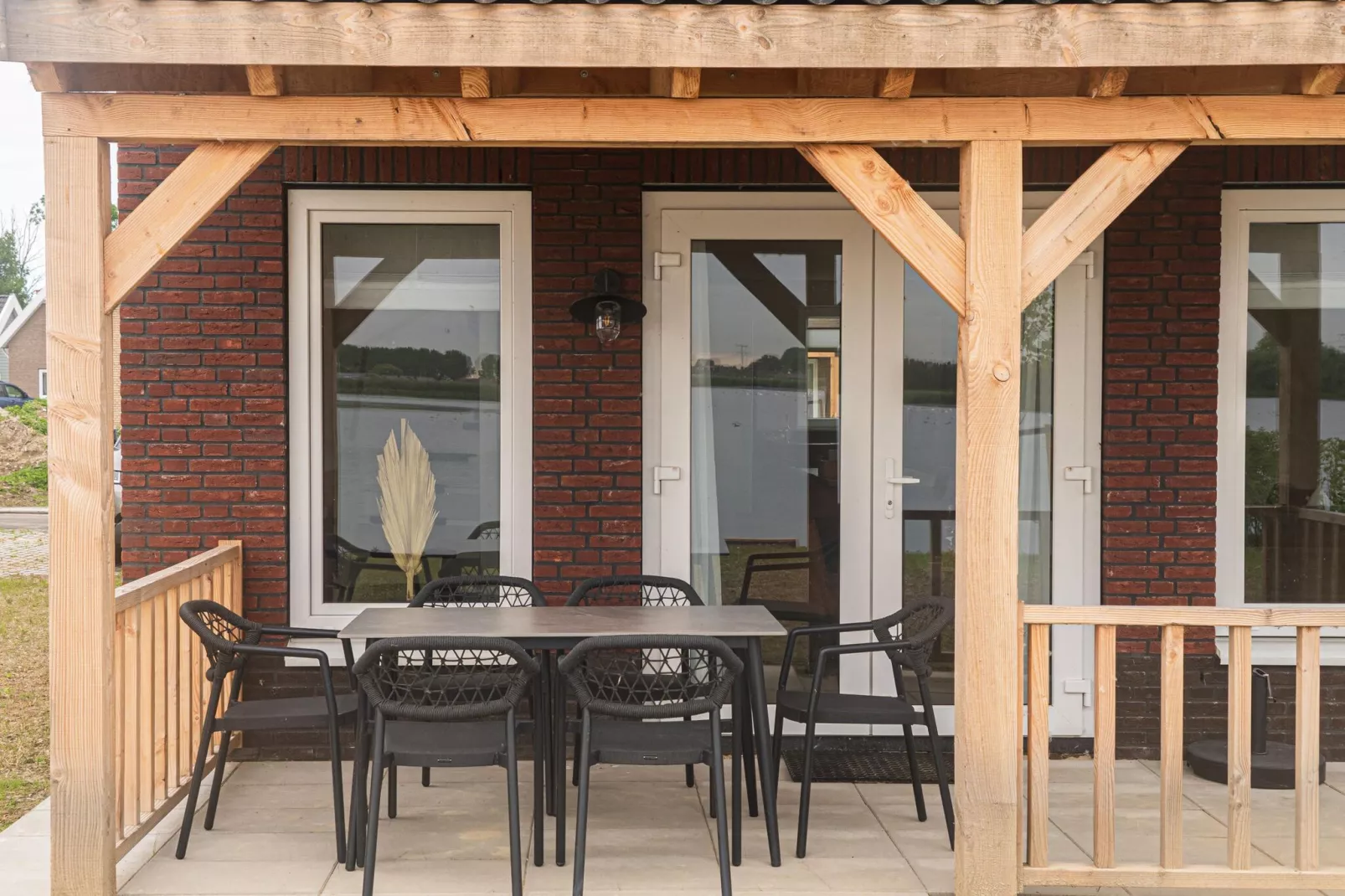 Lake view villa met zwem- vissteiger-Terrace balcony