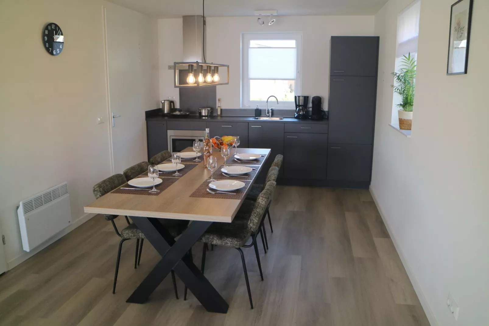 Lake view villa met zwem- vissteiger-Dining room