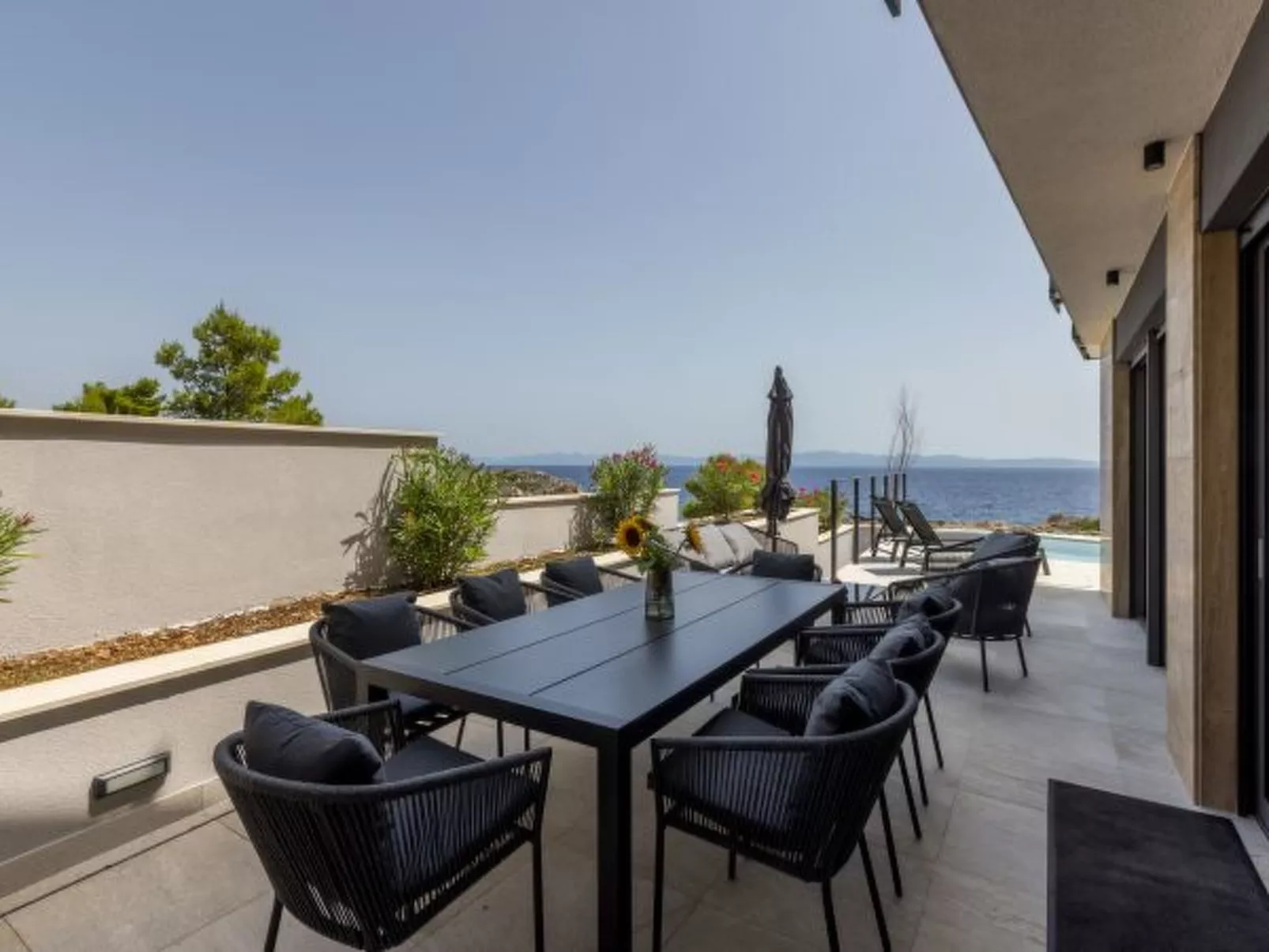 Beachfront villa Luce with seaview and pool - Dehors
