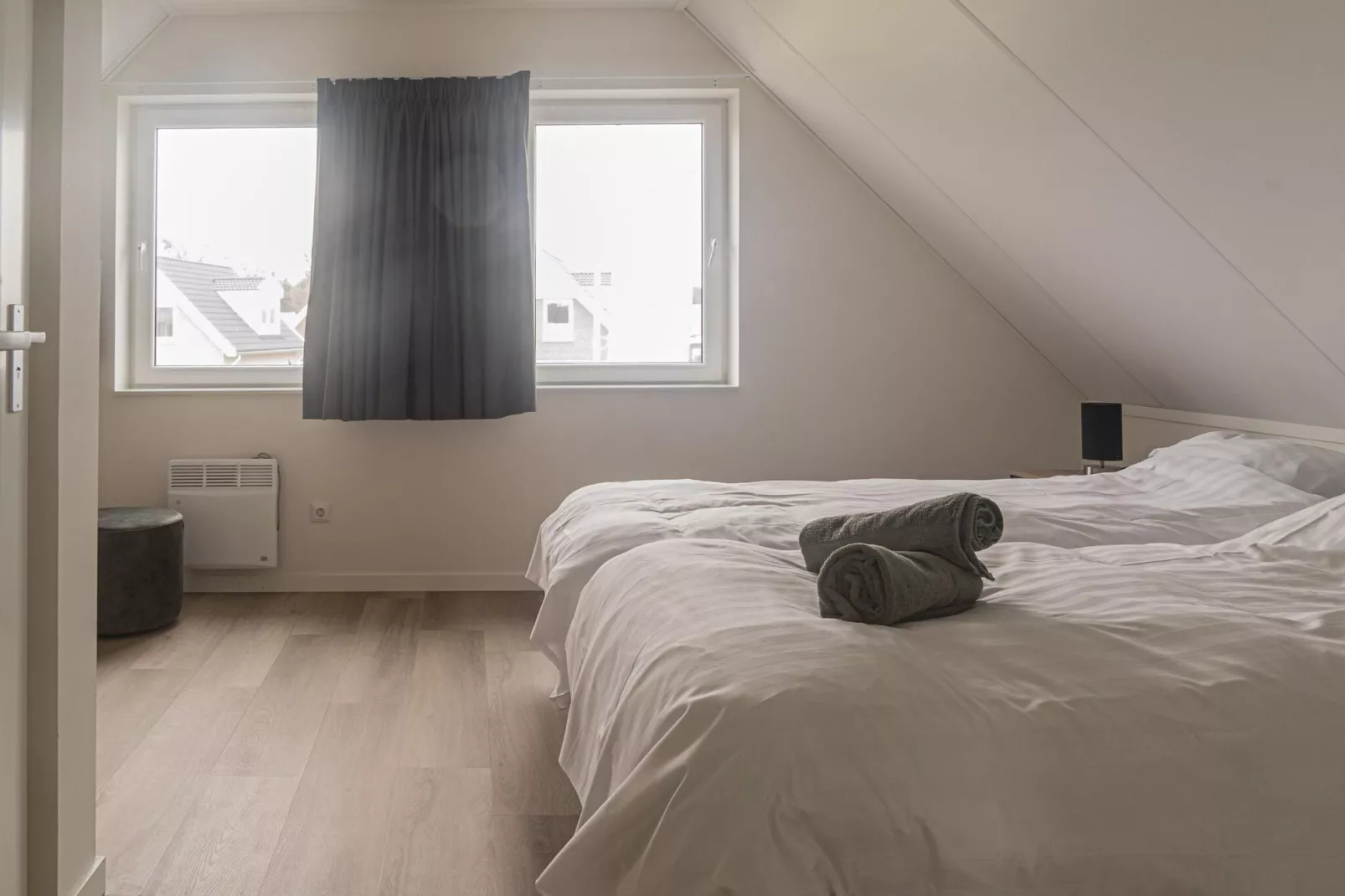Lake view villa met zwem- vissteiger-Bedroom