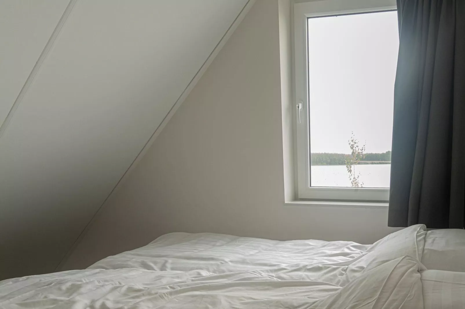 Lake view villa met zwem- vissteiger-Bedroom