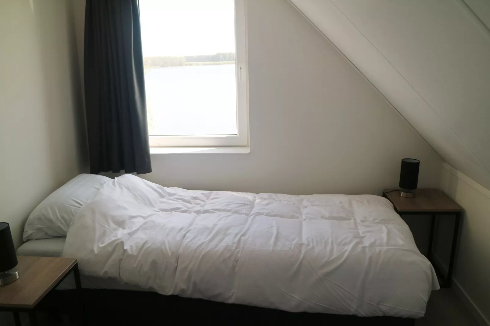 Lake view villa met zwem- vissteiger-Bedroom