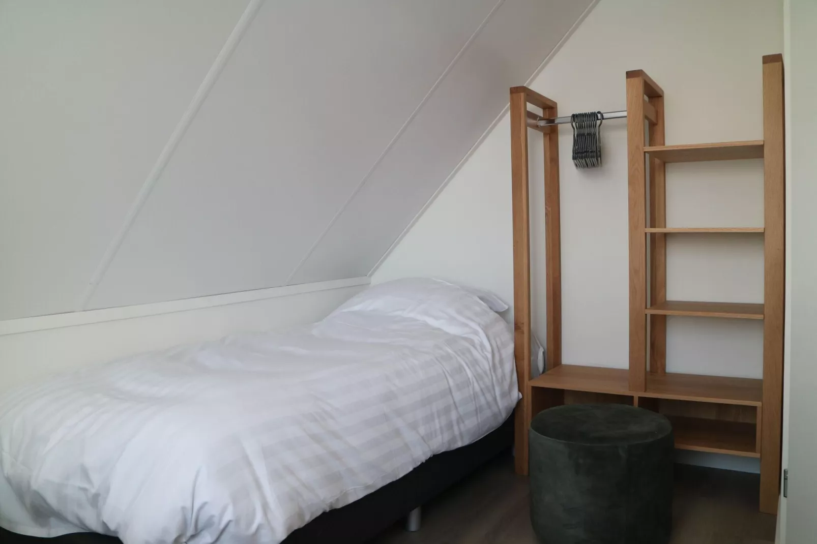 Lake view villa met zwem- vissteiger-Bedroom