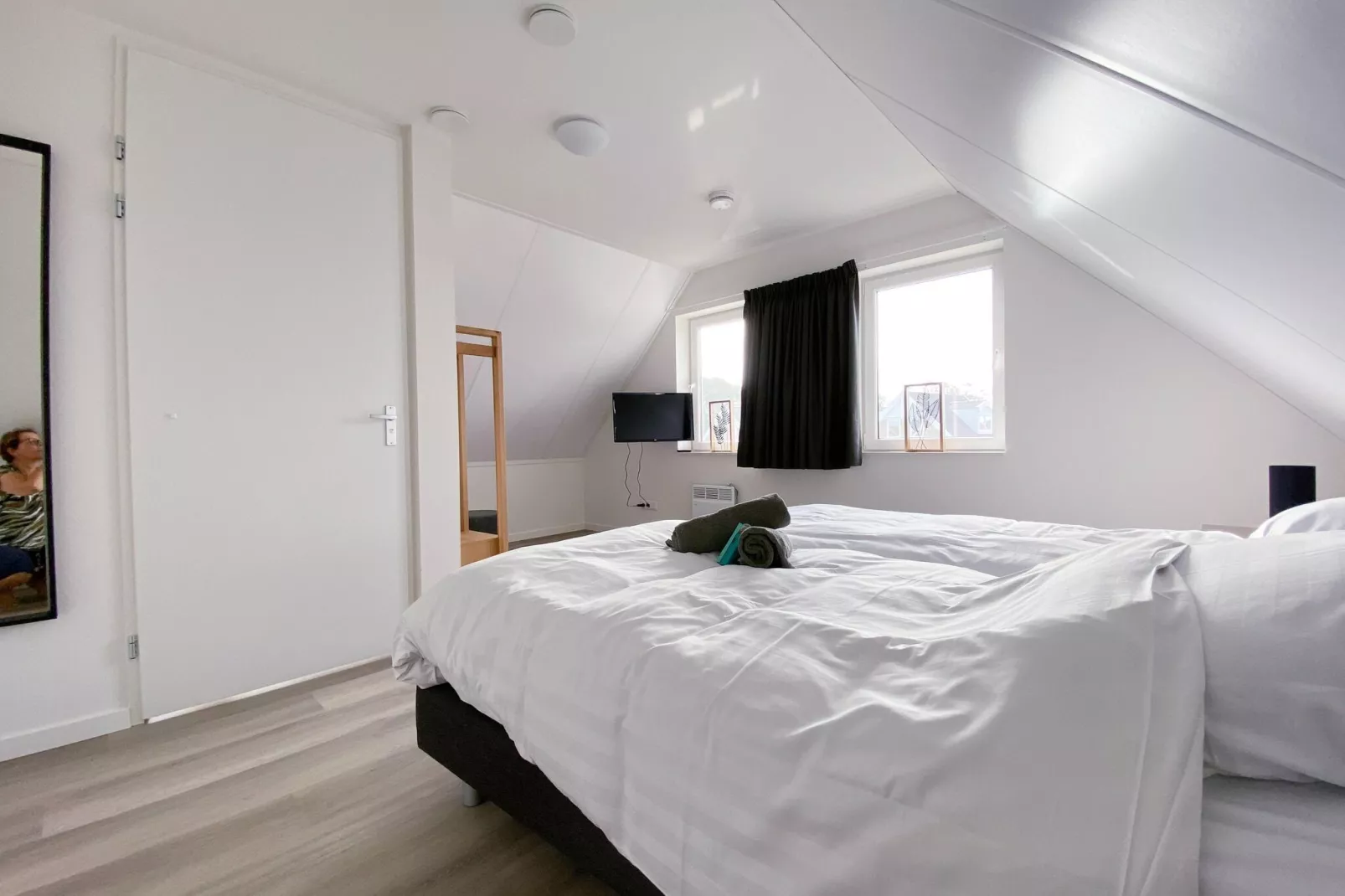 Lake view villa met zwem- vissteiger-Bedroom