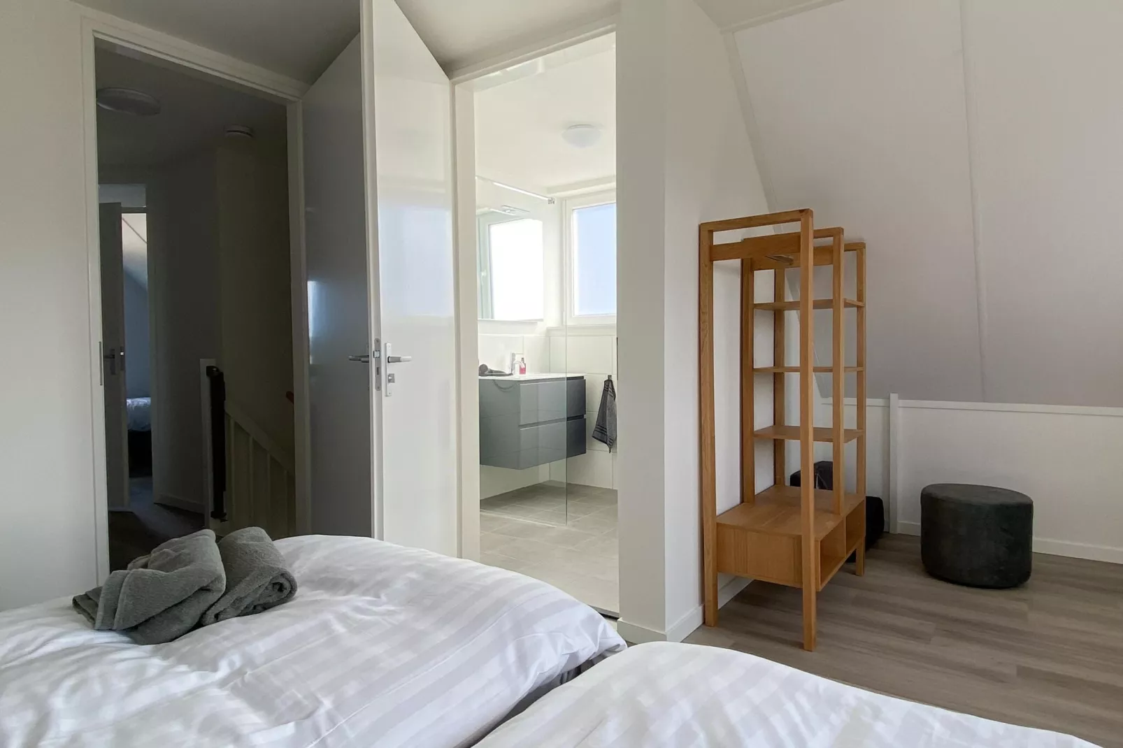 Lake view villa met zwem- vissteiger-Bedroom