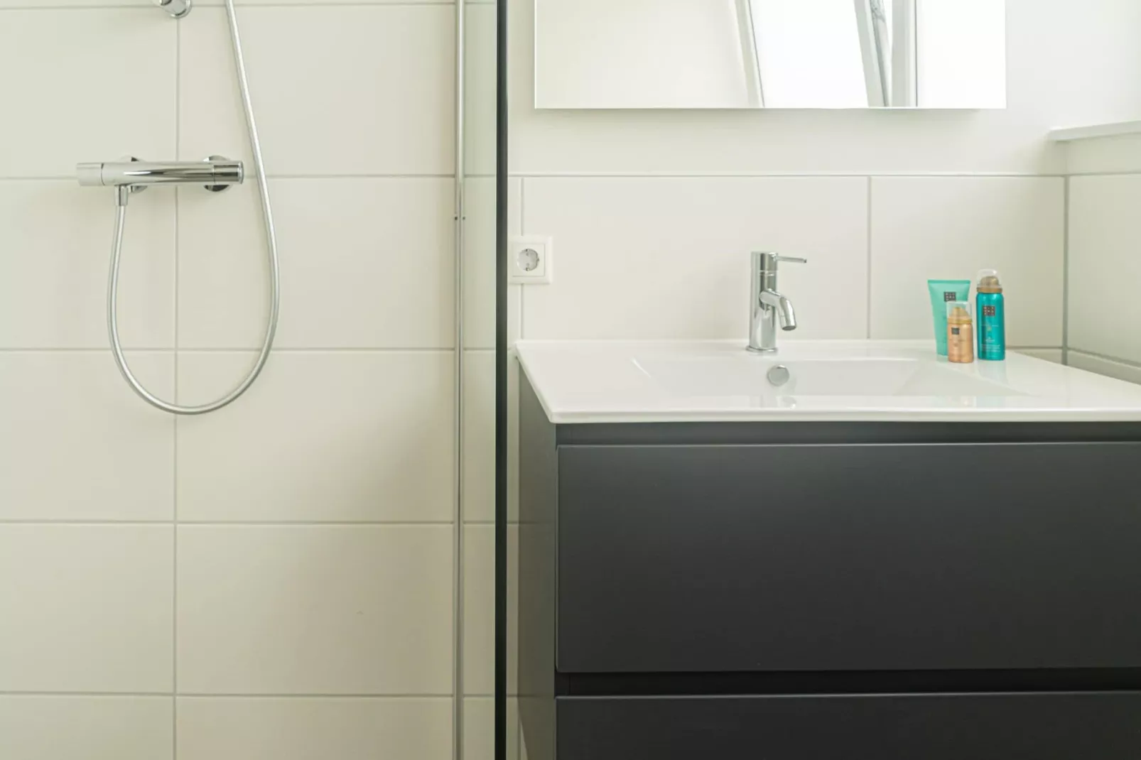 Lake view villa met zwem- vissteiger-Bathroom