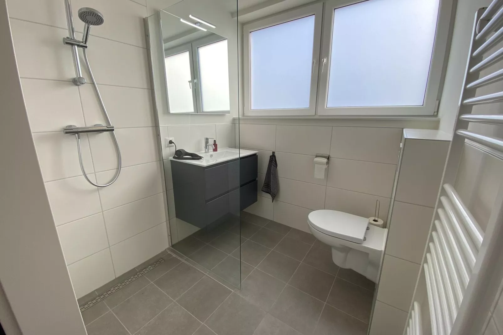 Lake view villa met zwem- vissteiger-Bathroom