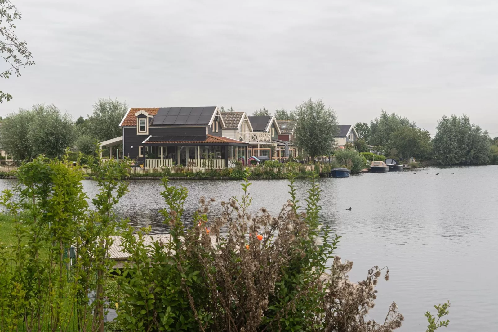 Lake view villa met zwem- vissteiger-View summer