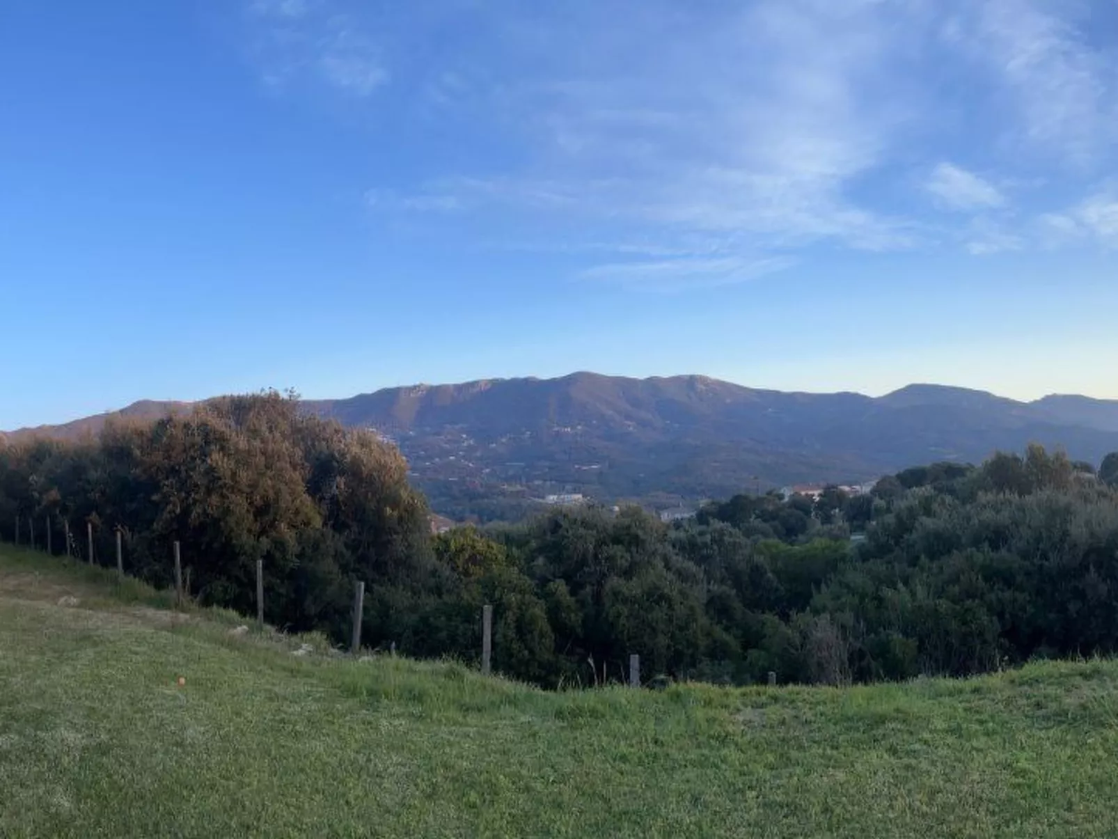 Haus in der Nähe von Meer und Bergen, atemberaubende Aussicht. - Draußen