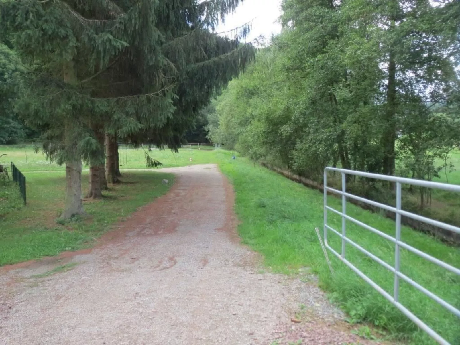 In ruhiger Lage in der Nähe zahlreicher Wanderro - Dehors