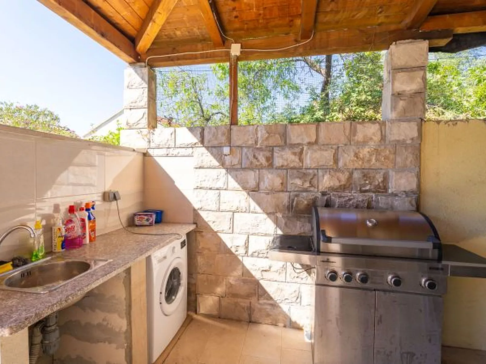 Beachfront Apartment house Hon with pool - Dehors