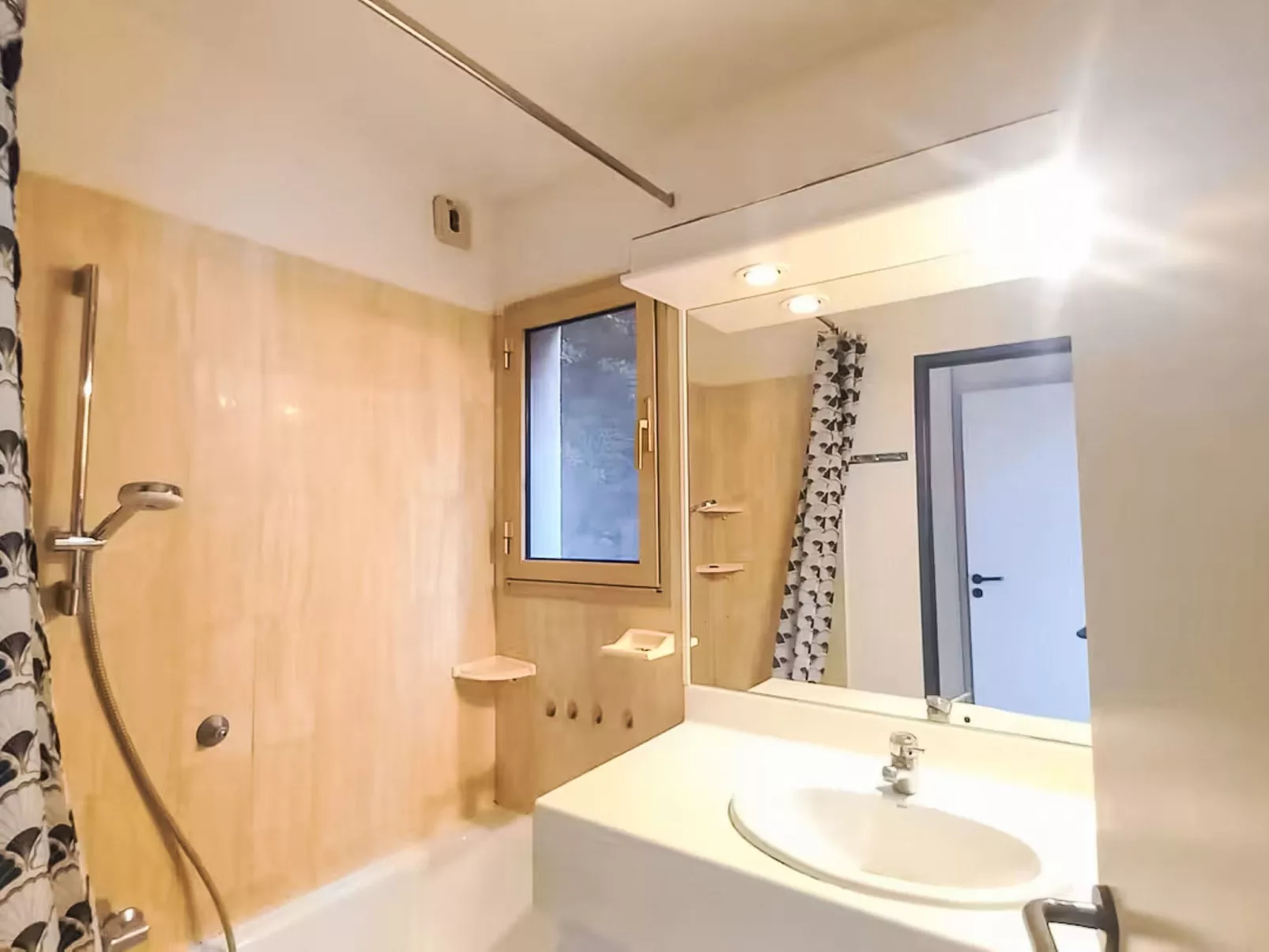 Les Mandariniers - Drinnen