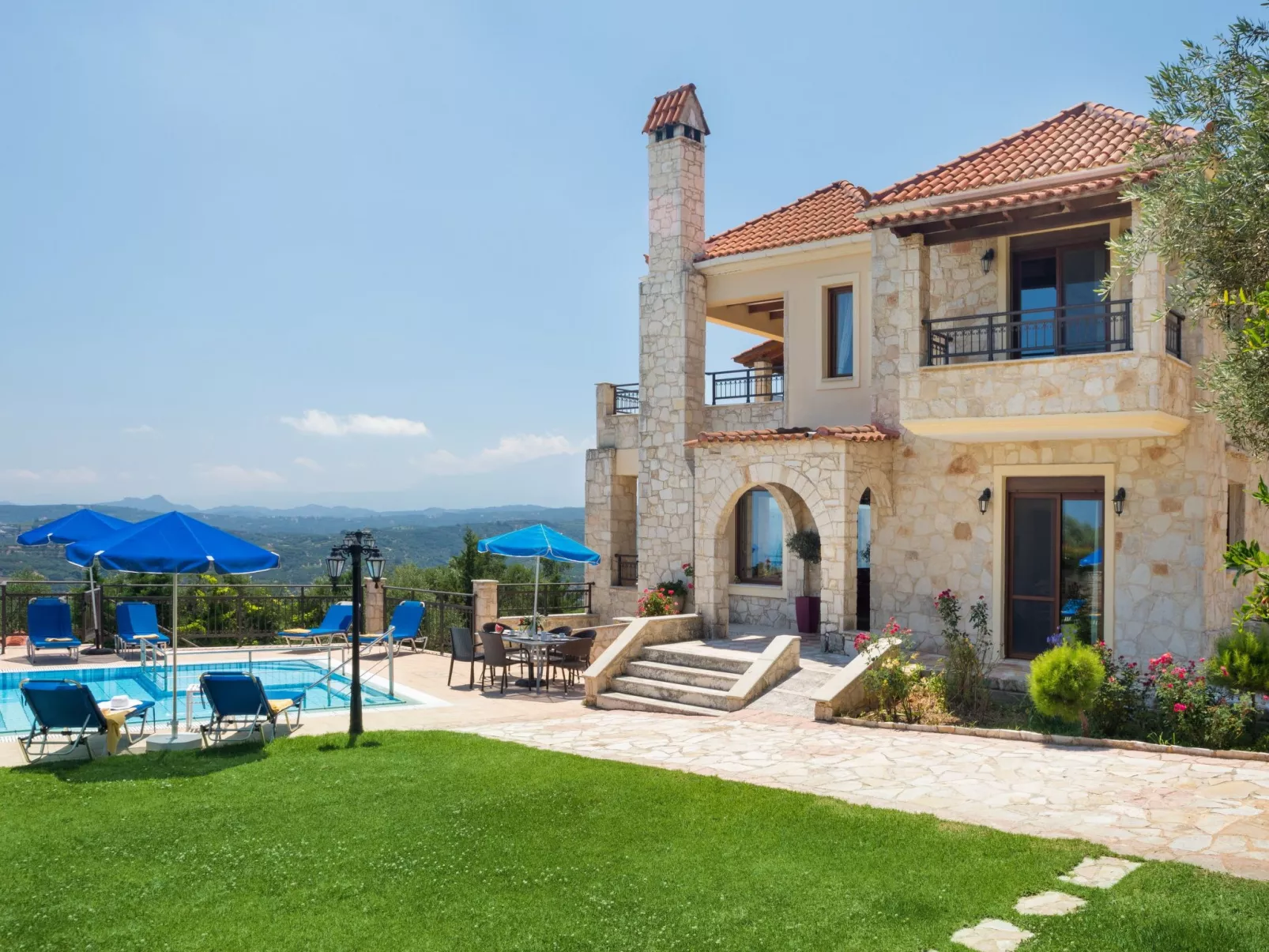 Familienvilla mit Pool, Billard und Grillplatz - Draußen