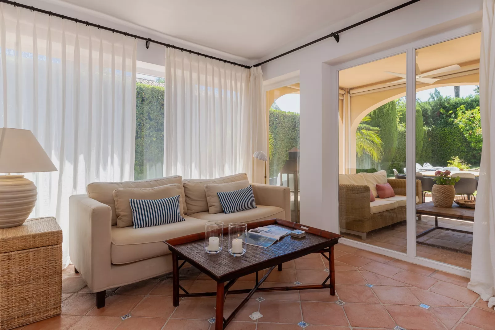 Charming Andalusian-Style Beach Villa - Wohnzimmer