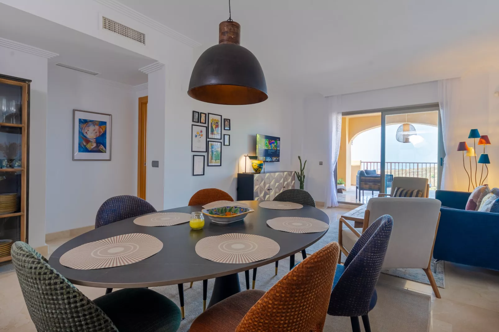 3-Bedroom Apartment with Sea & Mountain Views - Esszimmer