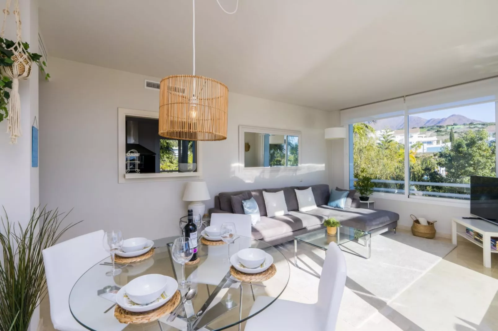 Modern 2-Bedroom Apartment - Alcazaba Lagoon (411) - Salon