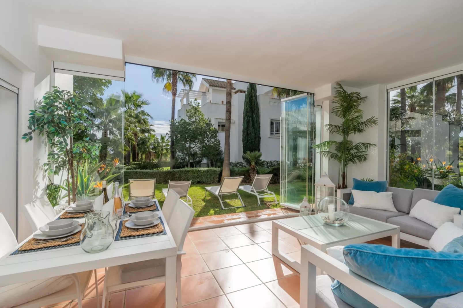 Charming 2-Bed Retreat Alcazaba Lagoon (304) - Salle à manger