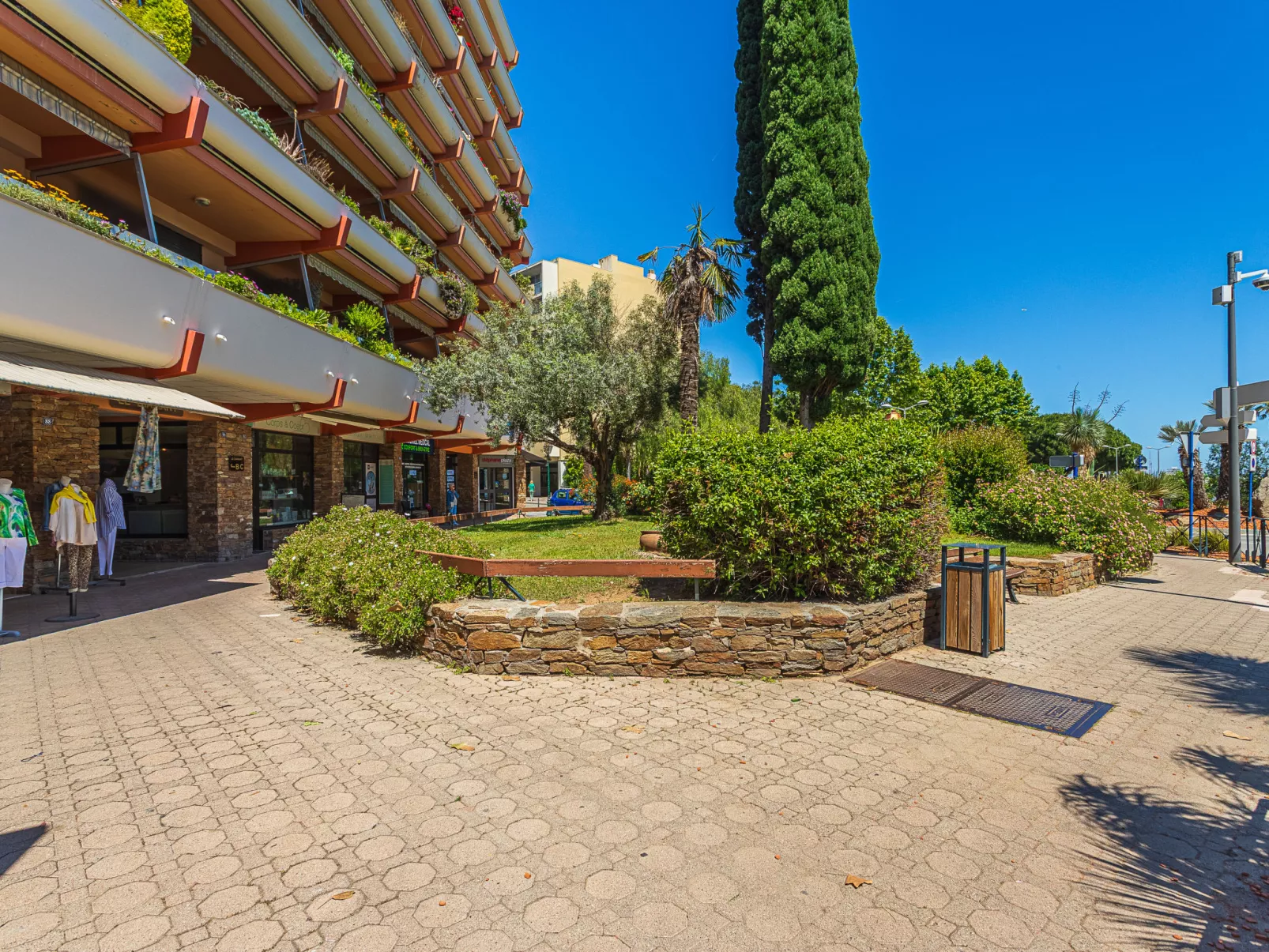 Le Diamant - Outside