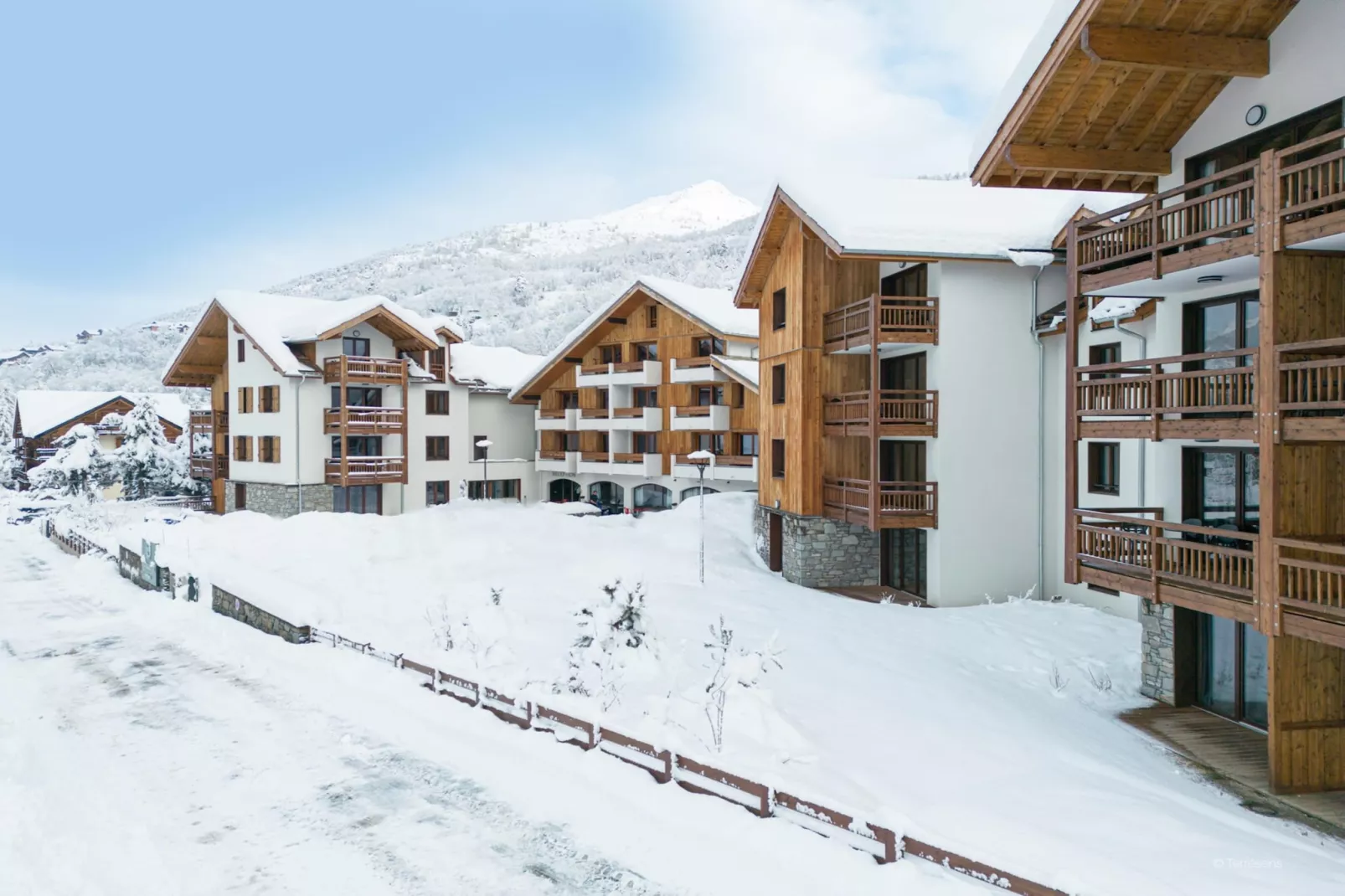 Le Cristal Lodge-RD2S - Exterior in winter