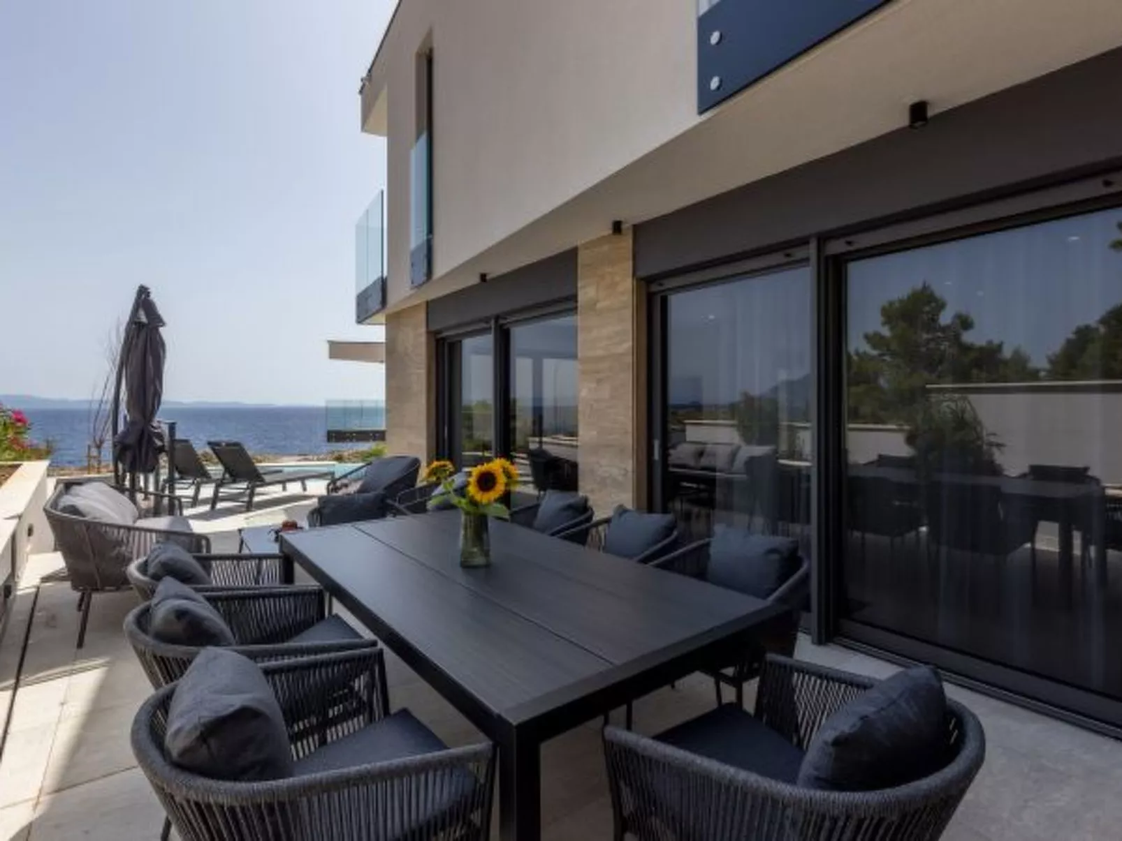 Beachfront villa Luce with seaview and pool - Dehors