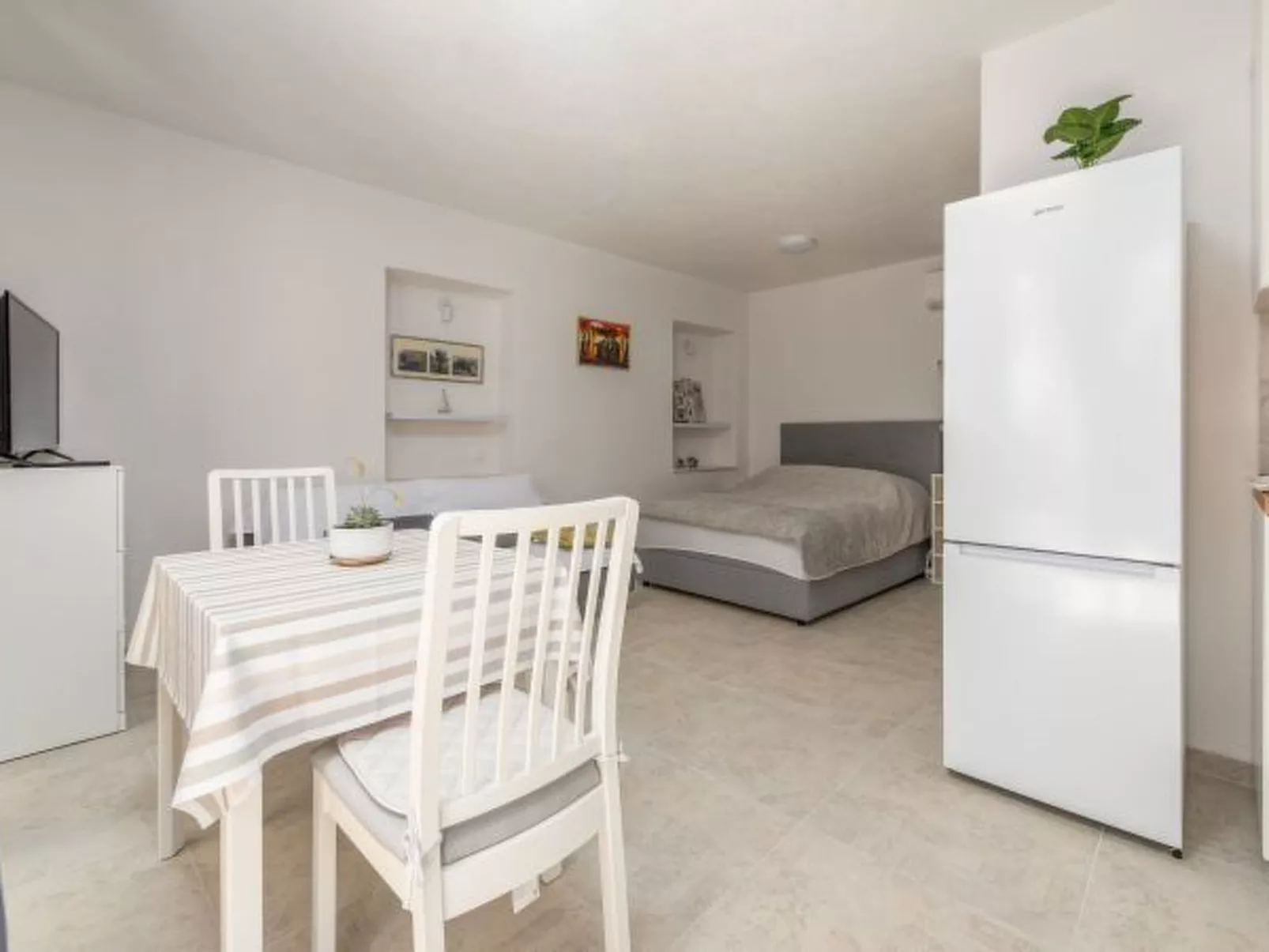 Studio Apartment Varos with shared pool - Image-tags.info