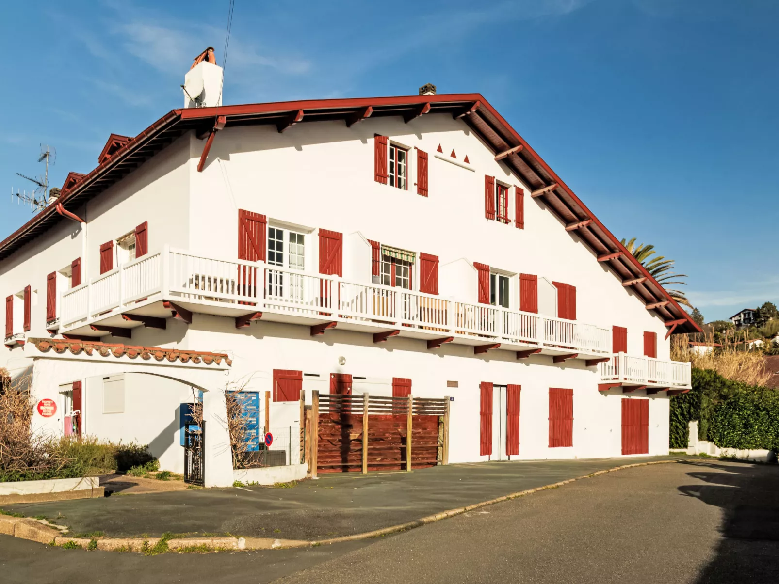 Barasteguia - Outside