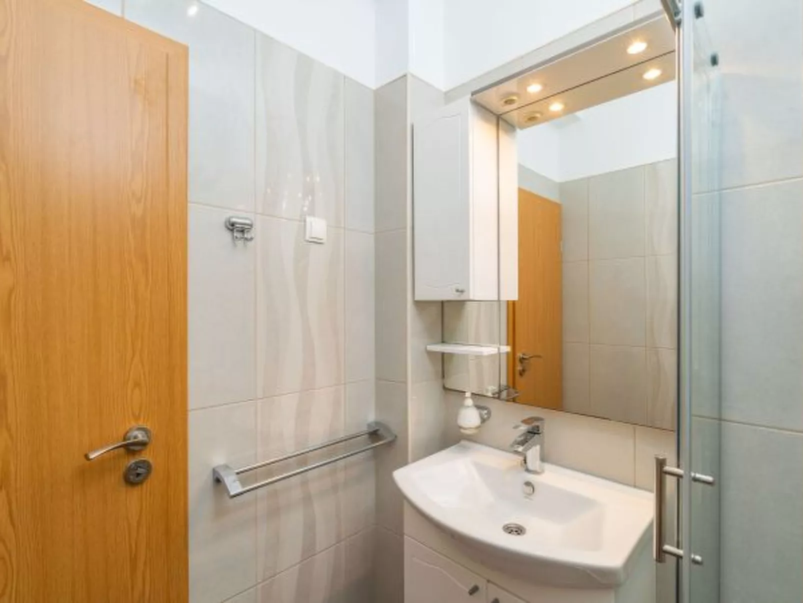 Beachfront Apartment house Hon with pool - Dedans