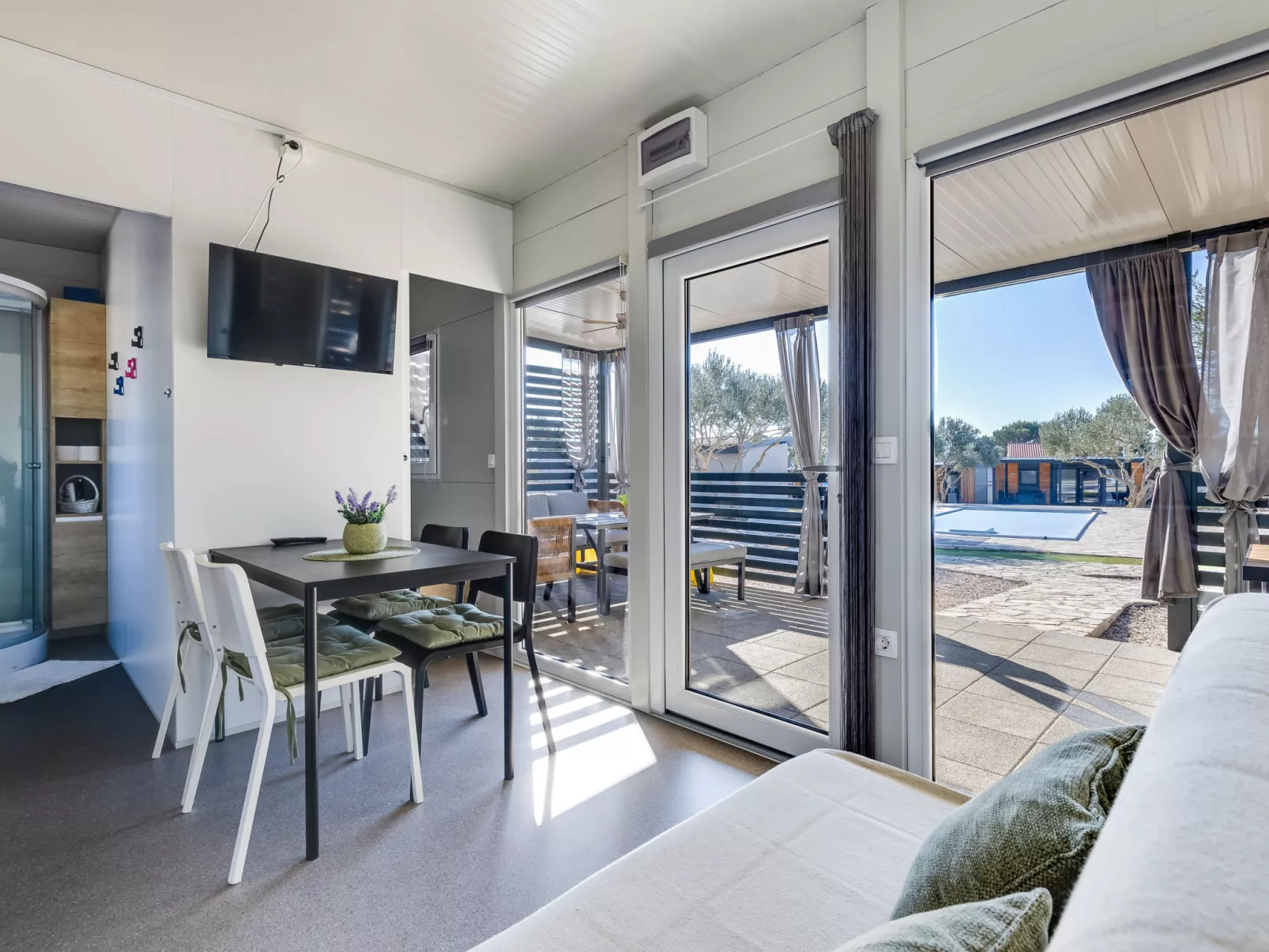 Maslina Delux - Drinnen