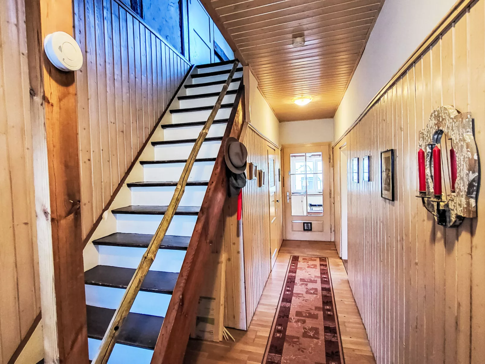 Mit großem eingezäunten Garten - Drinnen