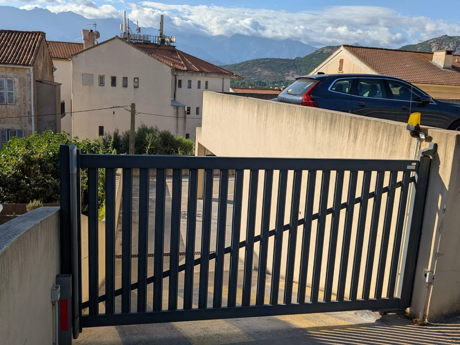 Ruhige Wohnung Panoramablick auf Meer und Berge - Draußen