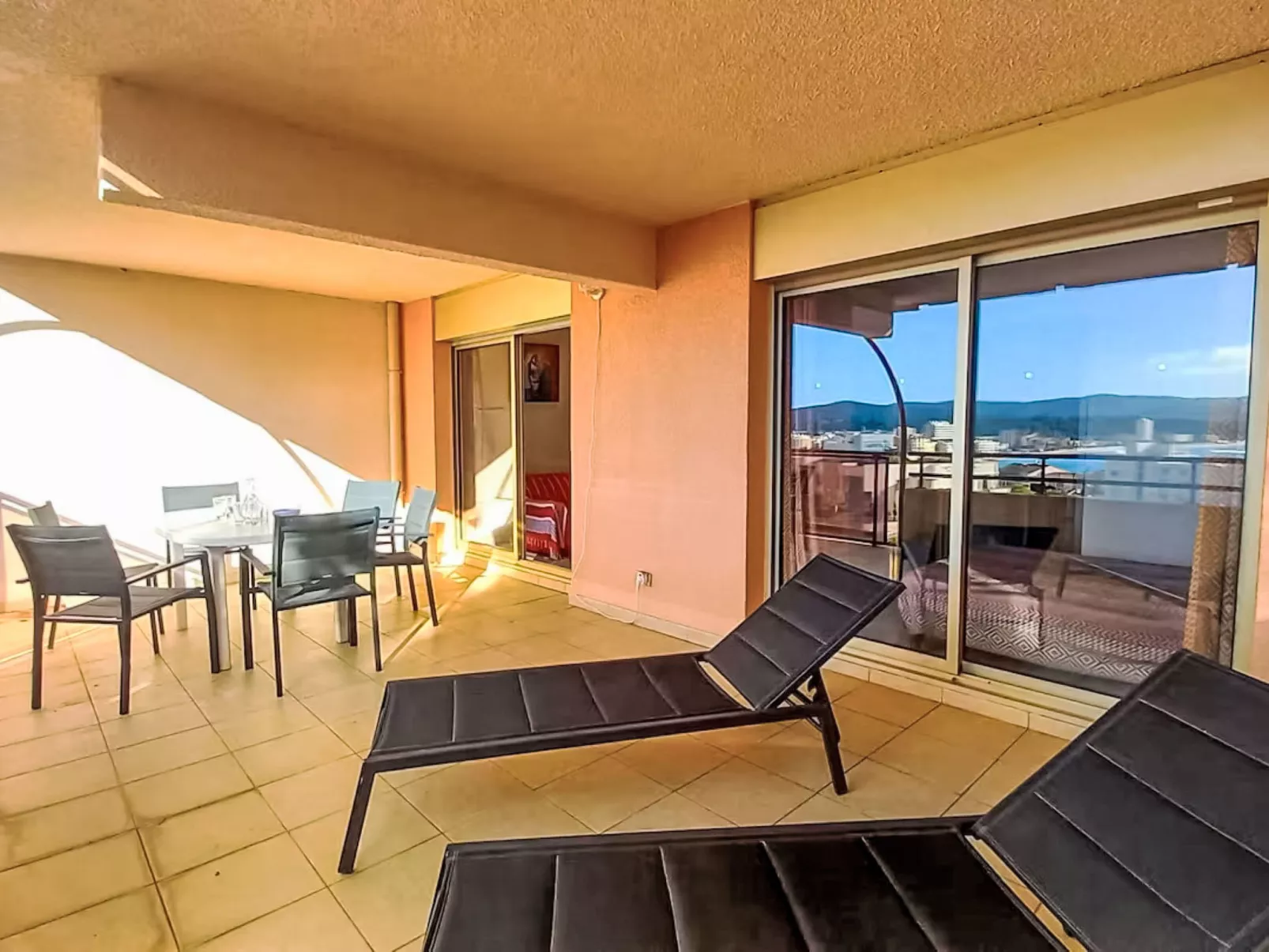 Les Mandariniers - Draußen