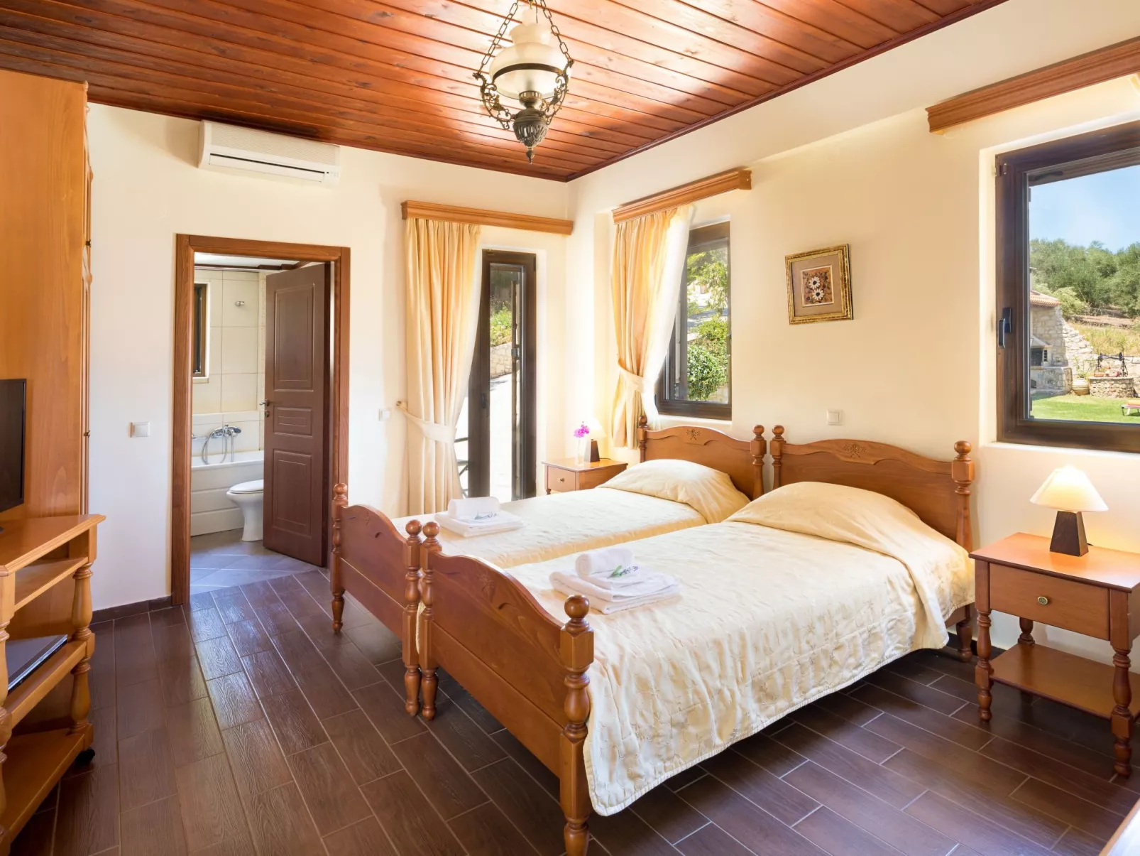 Familienvilla mit privatem Pool und Kinderbereich - Dedans