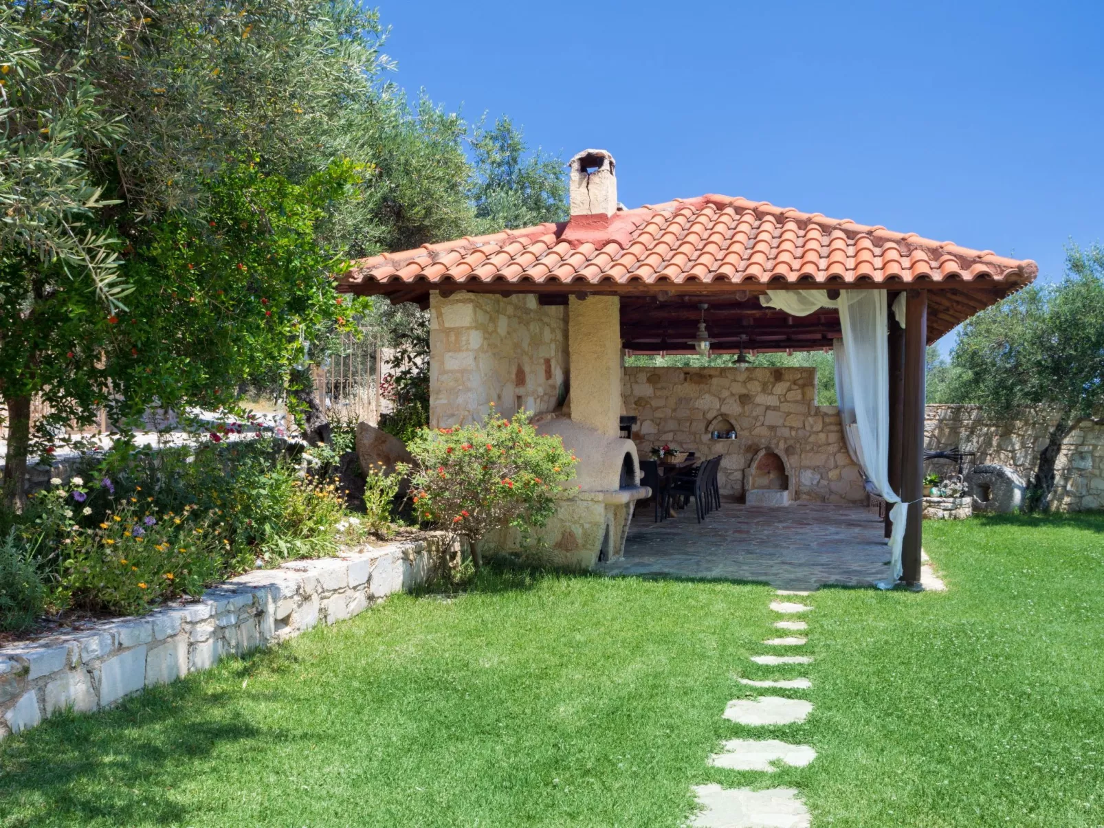 Familienvilla mit Pool, Billard und Grillplatz - Draußen